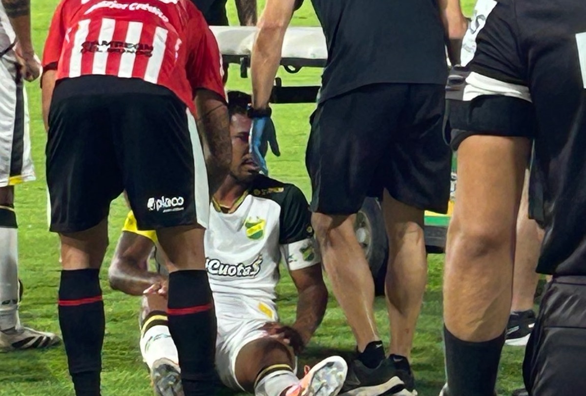 El ex River tuvo un choque de rodillas y el de Elche un tema muscular. David Martínez y Abiel Osorio salieron lesionados en Defensa y Justicia