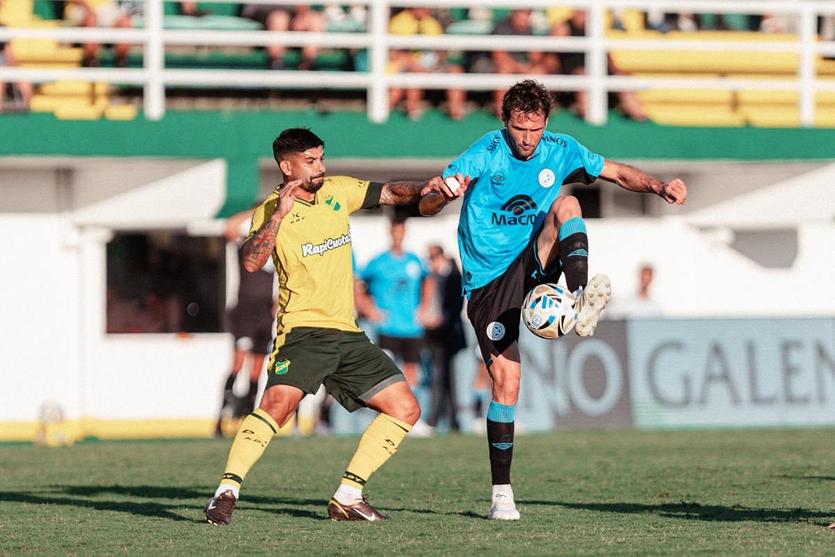 Fue 1 a 1 con goles de Lucas Zelarayán y Aaron Molinas. Defensa salvó su invicto en la última y dejó sin punta a Belgrano