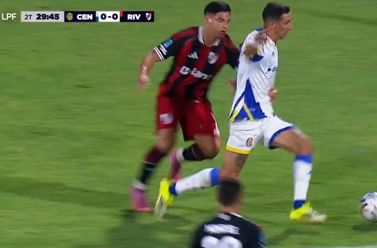Fideo quiso que le piten otra pena máxima pero no pudo ser en Central - River. Di María reclamó penal de Salas que el VAR y Tello le negaron