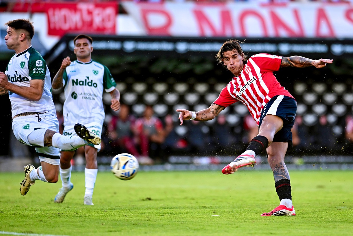 El Pincha despidió a su entrenador con un golazo de Castro. Estudiantes le regaló a Eduardo Domínguez un último 1 a 0 a Sarmiento