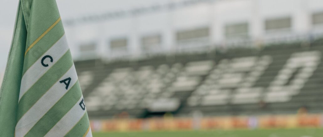 El Taladro y la Academia ya dieron a conocer sus once titulares. Formaciones confirmadas para Banfield y Racing en el Sola