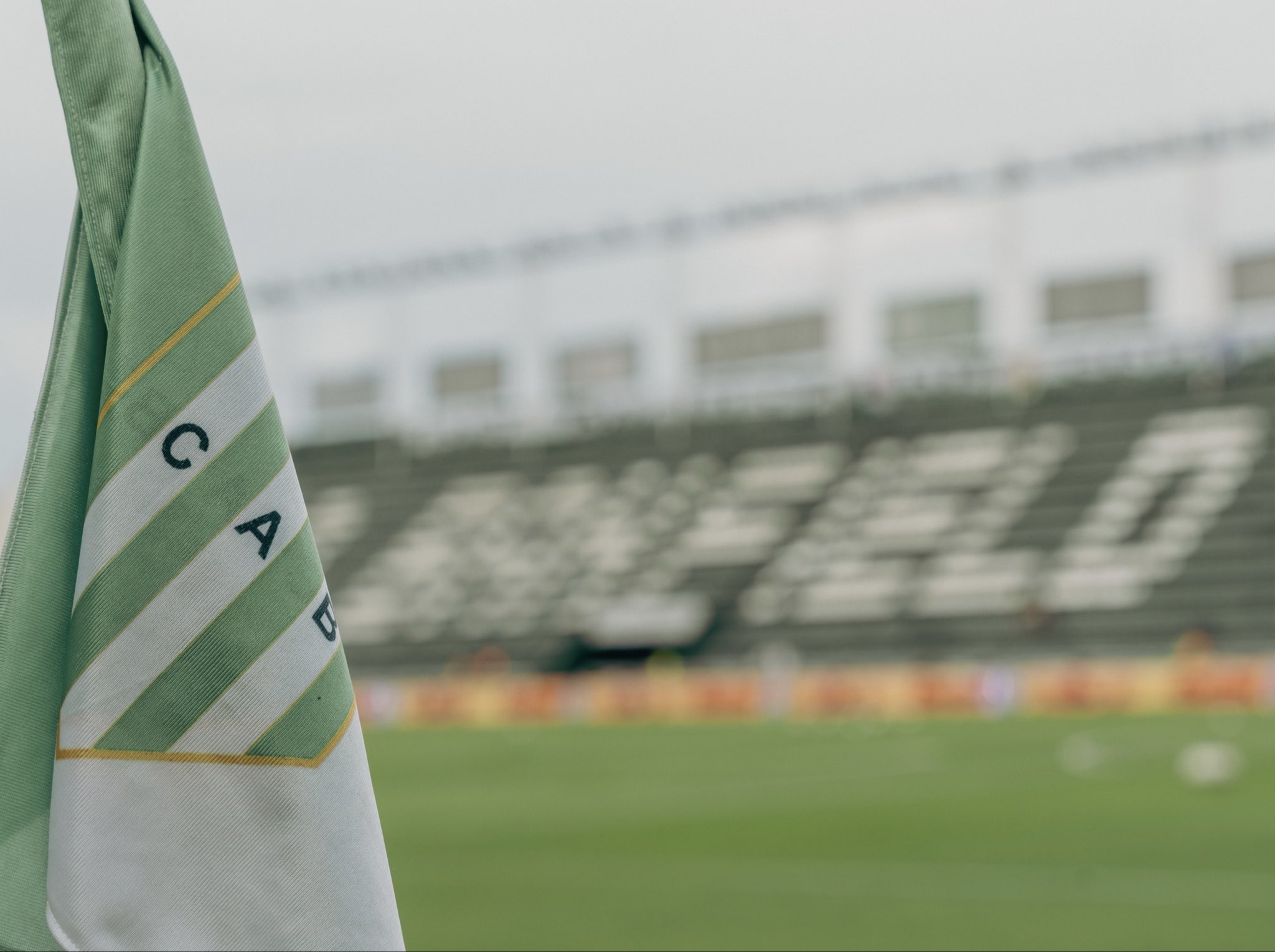 El Taladro y la Academia ya dieron a conocer sus once titulares. Formaciones confirmadas para Banfield y Racing en el Sola