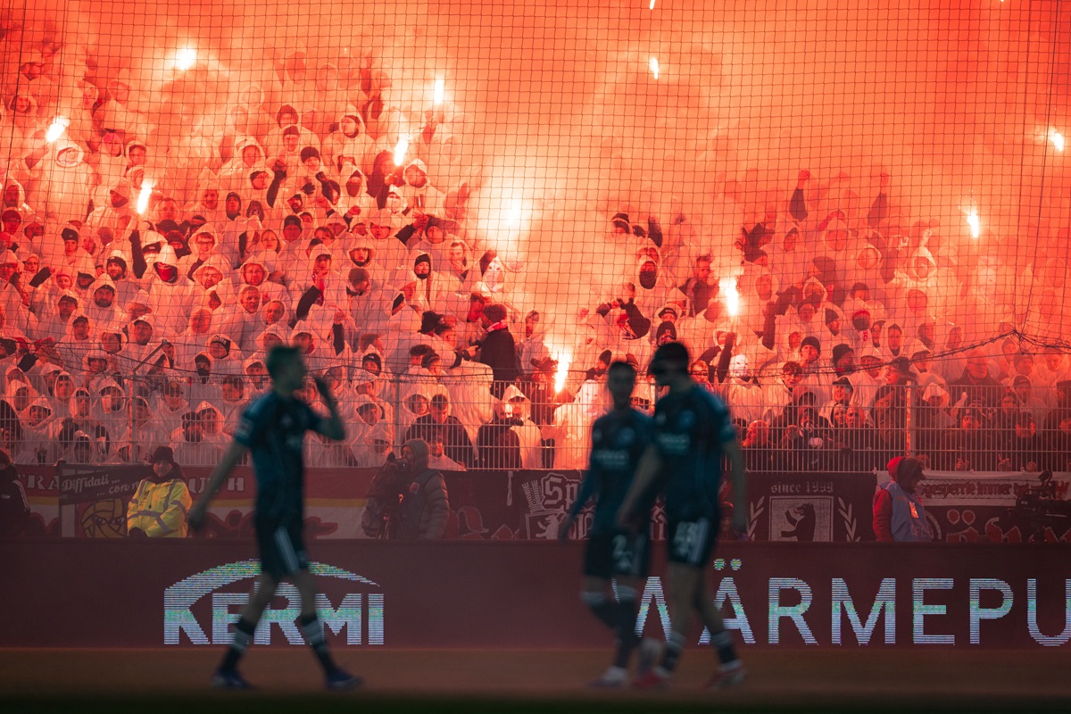 La Bundesliga tuvo un show de bengalas en la capital alemana. Fascinante fiesta del Union Berlin que empató con Frankfurt
