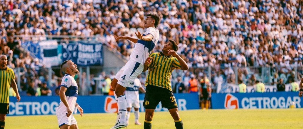 Fue 3 a 1 en el Bosque con un golazo de Barros Schelotto. Gimnasia usó la cabeza y le ganó a Aldosivi para seguir prendido