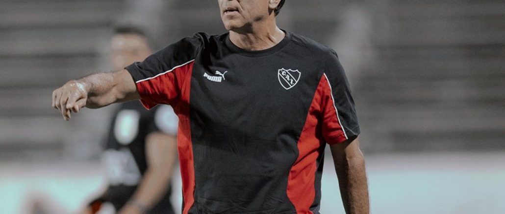 Gustavo Quinteros entrenador de Independiente El entrenador del Rojo habló tras el 1 a 1 contra Vélez. Gustavo Quinteros: "La gente de Independiente exige y me parece bien"