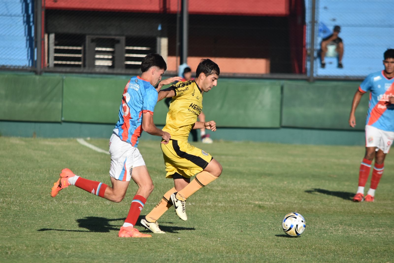 Arsenal fue efectivo y venció a Comunicaciones en Sarandí