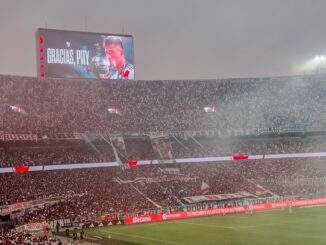 Reconocimiento al Pity Martínez en su vuelta al Monumental