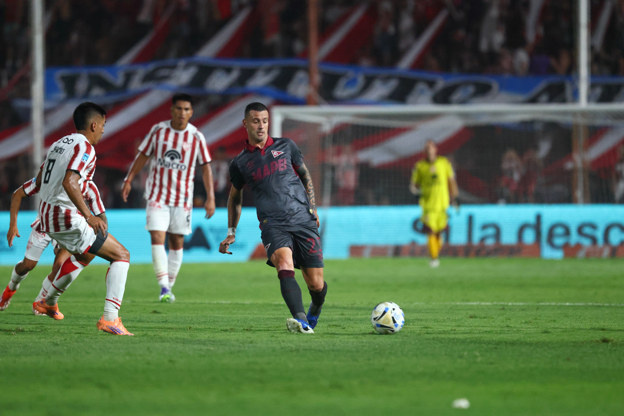 Instituto igualó en el final ante Lanús