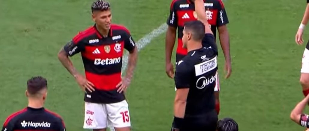 El colombiano fue echado 15 minutos después en Flamengo - Corinthans. Insólita expulsión de Jorge Carrascal en el entretiempo y por VAR