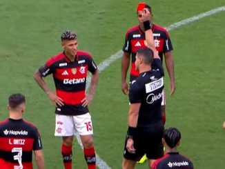 El colombiano fue echado 15 minutos después en Flamengo - Corinthans. Insólita expulsión de Jorge Carrascal en el entretiempo y por VAR