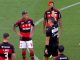 El colombiano fue echado 15 minutos después en Flamengo - Corinthans. Insólita expulsión de Jorge Carrascal en el entretiempo y por VAR