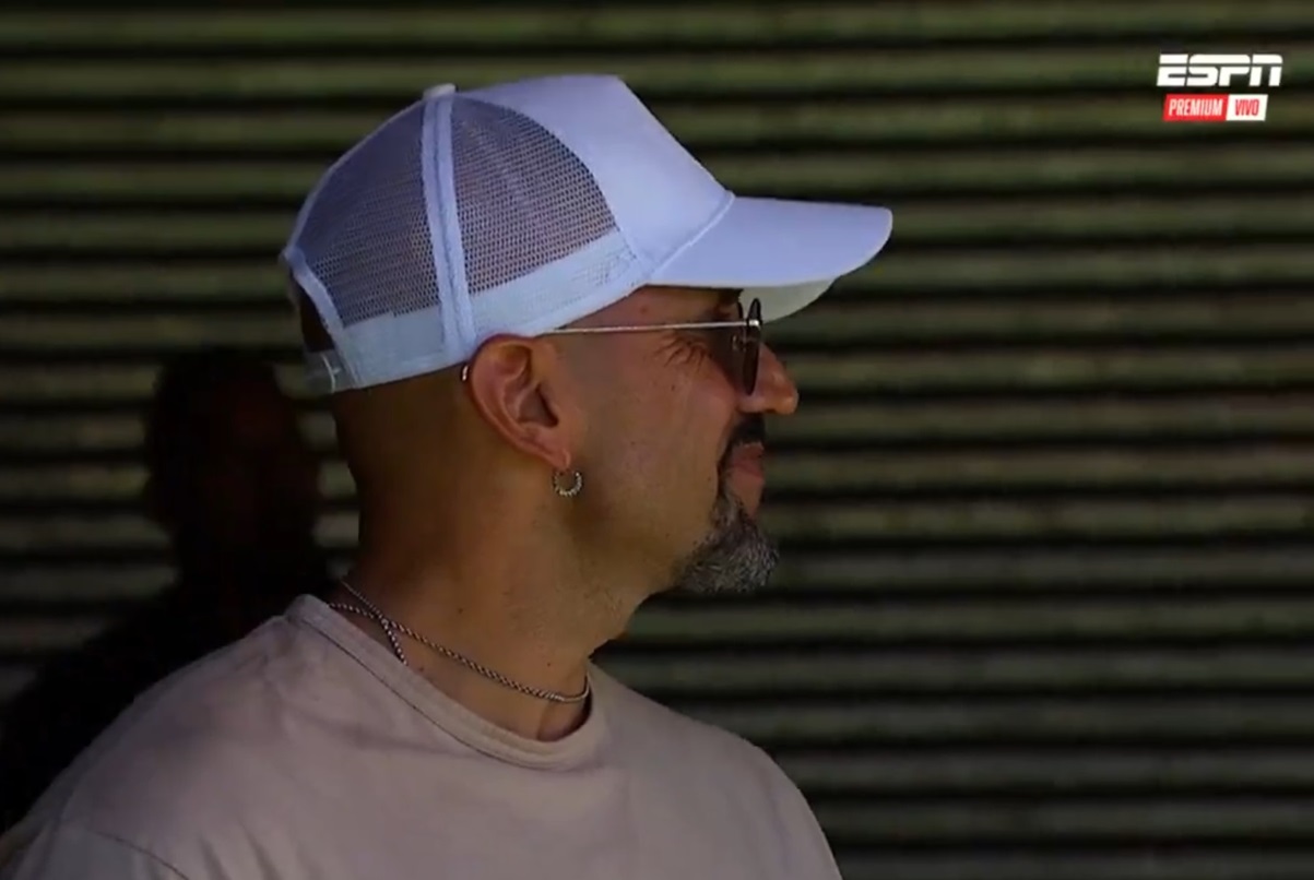 Insólito momento entre Estudiantes y Sarmiento. Andrés Merlos se negó a arrancar el partido con Verón en cancha