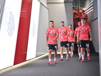 El termómetro de los hinchas en el Más Monumental marcó silbidos para los experimentados y ovación para el DT.