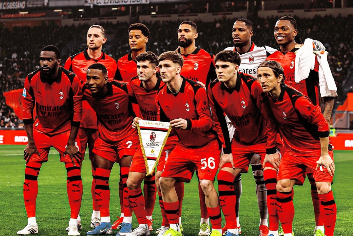 Los Rossoneri con el apoyo de Slam Jam dieron a conocer otra indumentaria. Milan estrenó una nueva camiseta marca Puma y toda roja