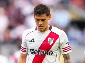 Lucas Martínez Quarta abrió la cuenta para River ante Banfield y corrió hacia el banco para festejarlo con Marcelo Gallardo.
