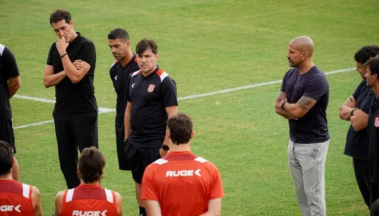 Alexander Medina puso primera en Estudiantes con dos bajas: Carrillo y Sosa