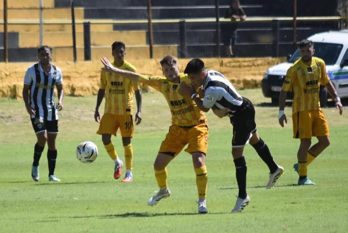 El domingo se suspendió y el lunes reanudaron con gol de Salto. Mitre vio luz al día siguiente y le ganó a Estudiantes