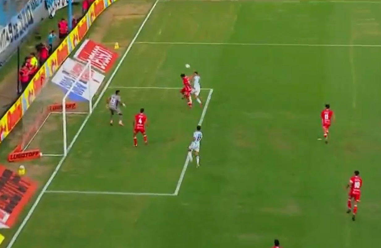 Argentinos Juniors se salvó por la decisión del juez. Mastrángelo no le dio penal a Racing y estalló la polémica