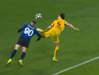 Insólito penal en la última jugada de Bensebaini a Krstovic en Atalanta - Borussia Dortmund