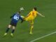 Insólito penal en la última jugada de Bensebaini a Krstovic en Atalanta - Borussia Dortmund