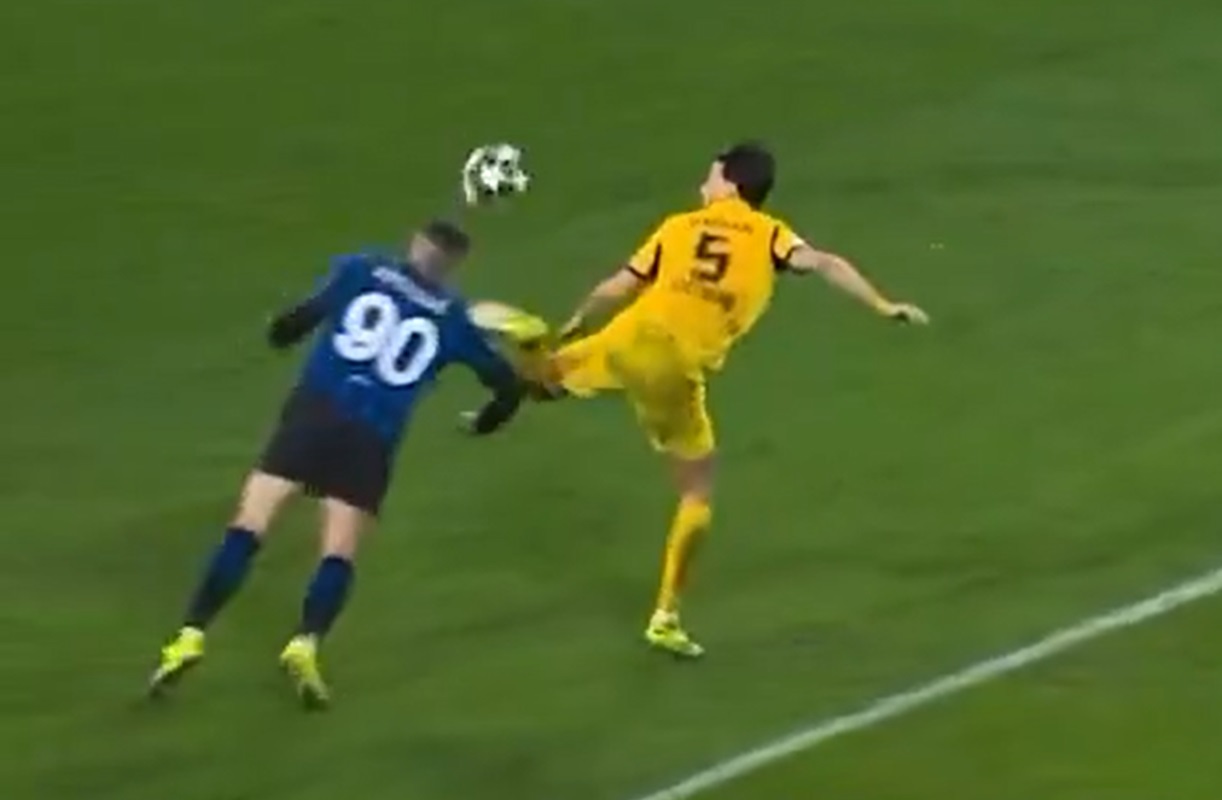 Insólito penal en la última jugada de Bensebaini a Krstovic en Atalanta - Borussia Dortmund