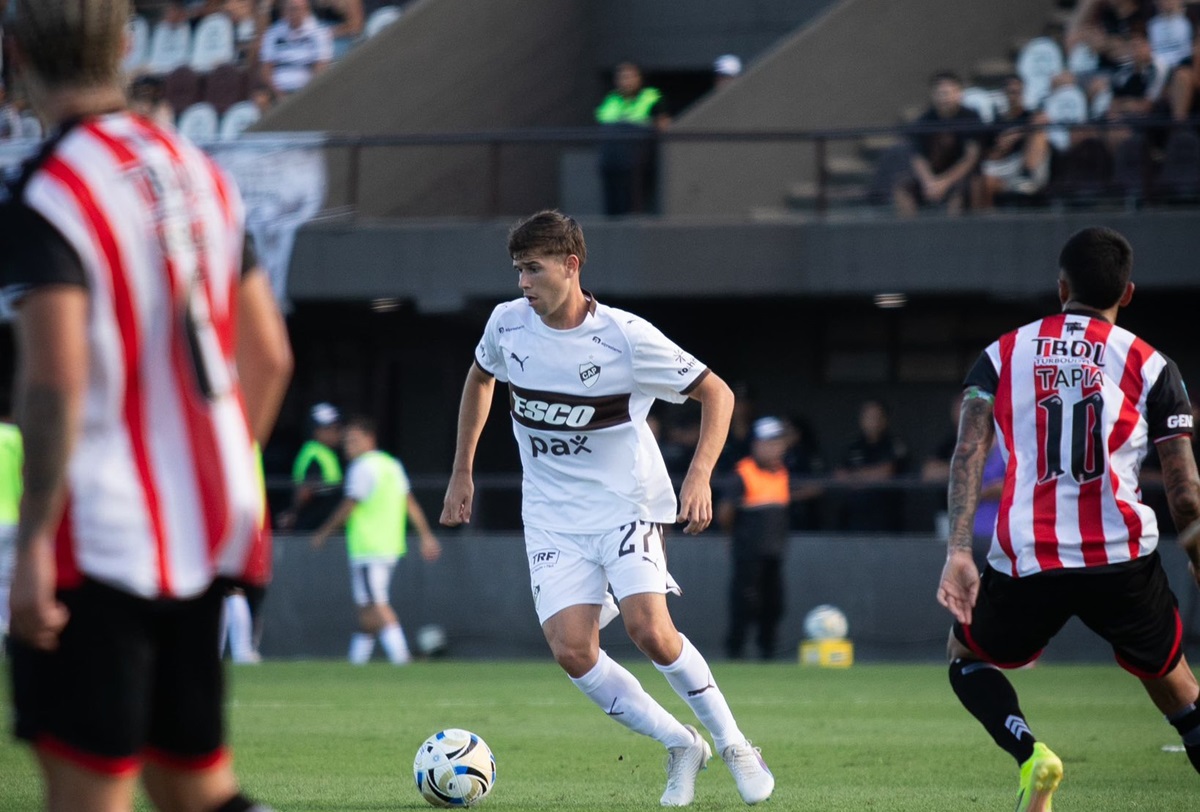 Platense le ganó agónica y merecidamente a Barracas Central