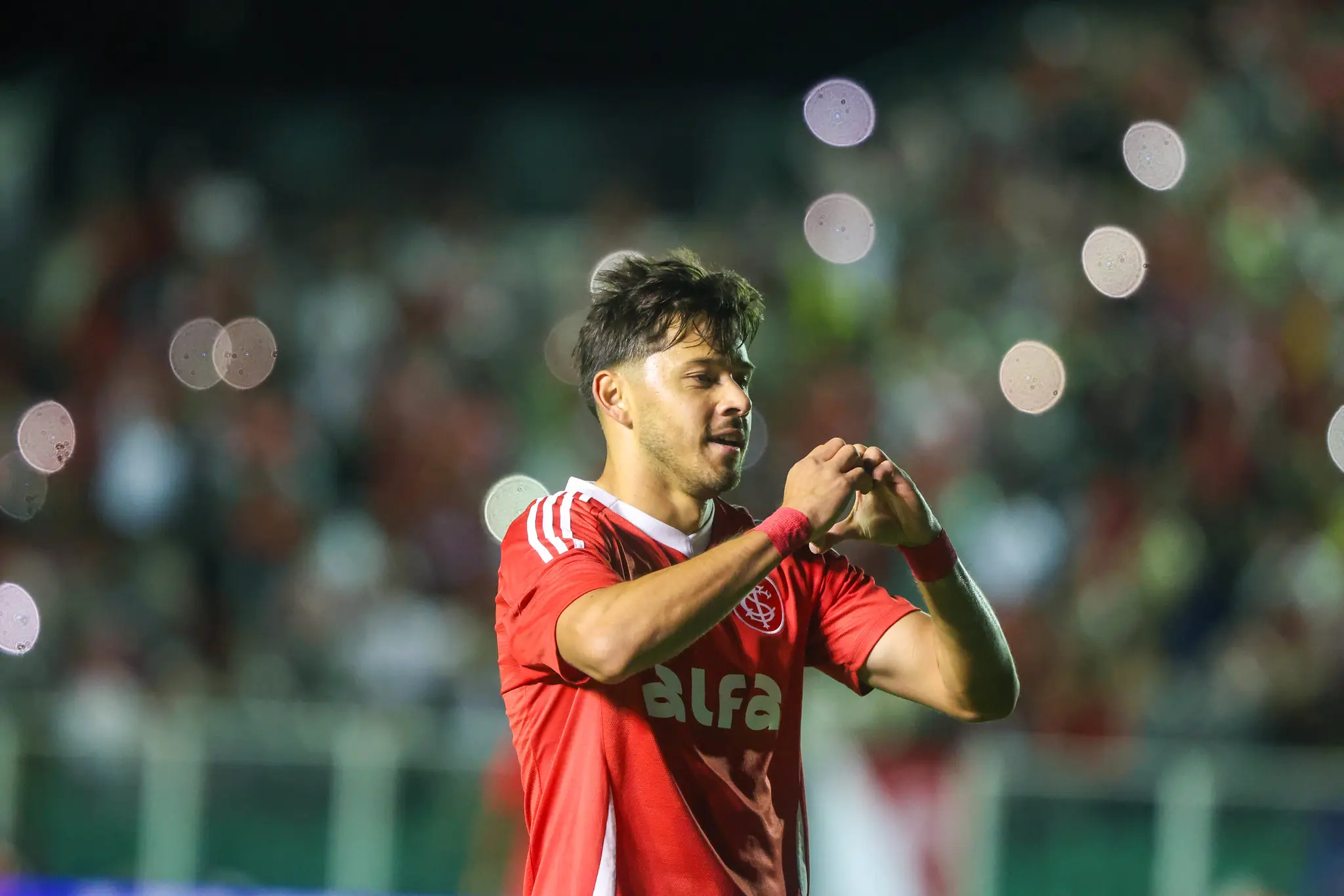 Huracán sorprendió y acordó la llegada de Óscar Romero