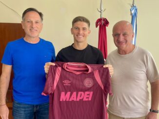 El ex defensor de Platense firmó este viernes junto a Russo y Marón. Lanús extendió el vínculo de Sasha Marcich hasta 2028