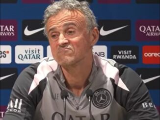 ¡Viral! - El gesto de Luis Enrique al ser consultado por Vinicius