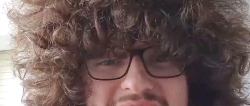 Manchester United fan Frank Illet se quedó en las puertas del corte de cabello viral