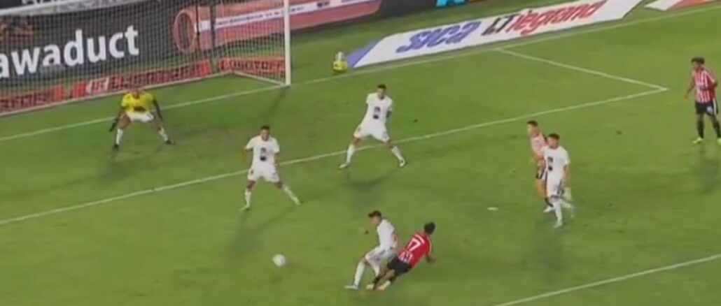 Facundo Tello fue al VAR y vio falta de Tobio Burgos. Estudiantes estalló por un penal que no le dieron ante Riestra