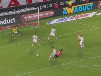 Facundo Tello fue al VAR y vio falta de Tobio Burgos. Estudiantes estalló por un penal que no le dieron ante Riestra