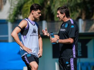 Gustavo Costas metió cinco cambios y la ligó el ex Inter. Valentín Carboni pasó de súper refuerzo a suplente en Racing