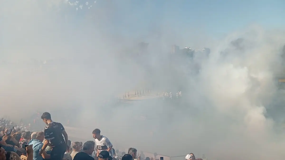 Magistral recibimiento de los hinchas de Platense en el partido contra Independiente
