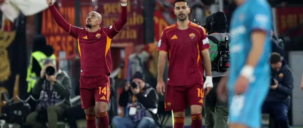 Roma venció al Cagliari con doblete de Malen y alcanzó a Juventus en puestos de Champions