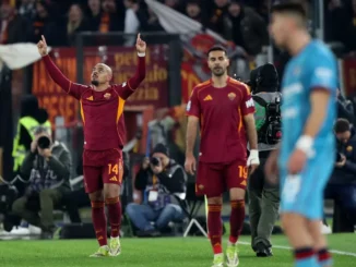 Roma venció al Cagliari con doblete de Malen y alcanzó a Juventus en puestos de Champions