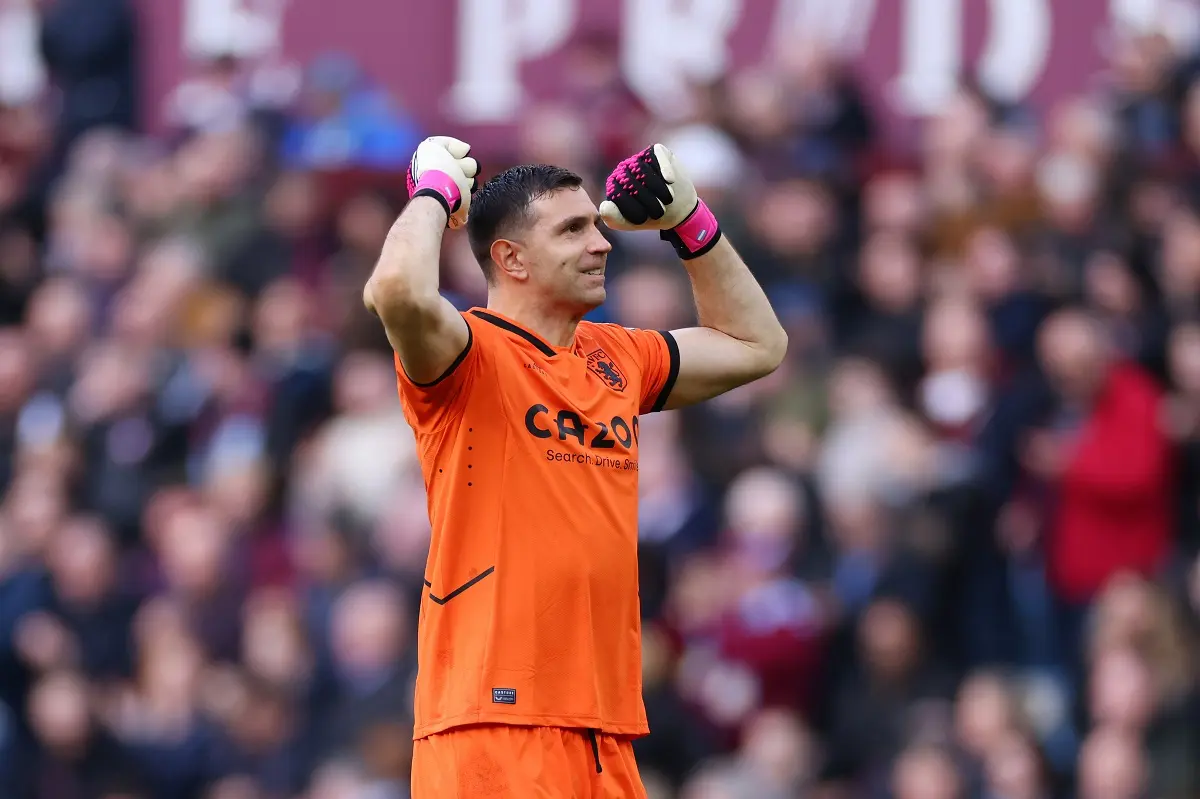 Dibu Martínez y Emiliano Buendía, titulares en el Aston Villa para enfrentar al Brighton