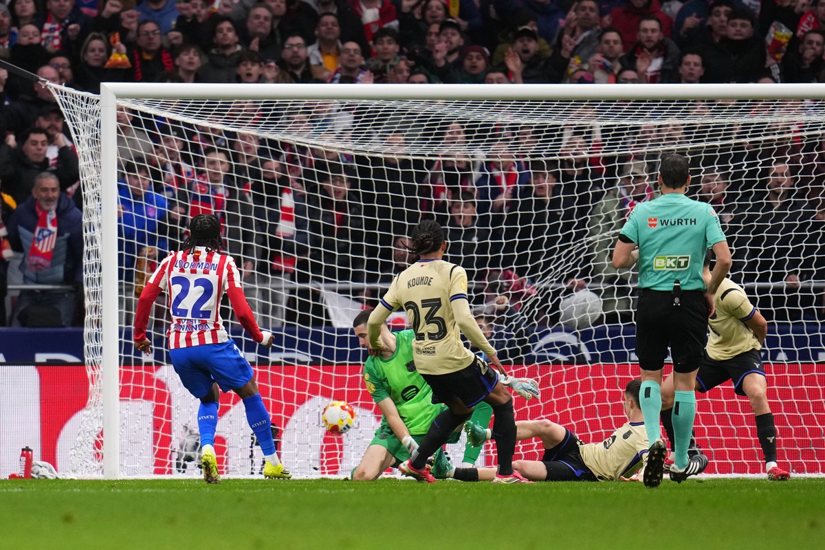 El Colchonero abrió la cuenta por Copa del Rey. Insólito error de Joan García y gol en contra de Barcelona ante Atlético Madrid