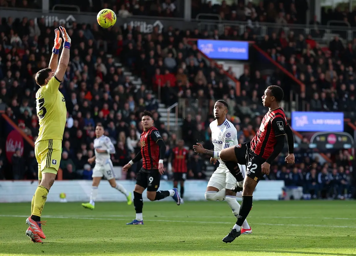 Dibu Martínez salvó al Aston Villa en el empate ante el Bournemouth