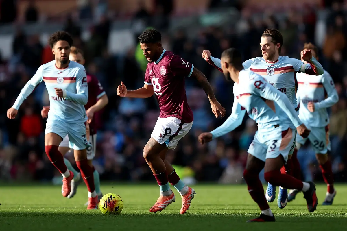 Brentford derrotó por 4-3 al Burnley en un emocionante e infartante partido de Premier