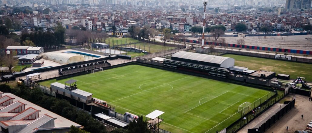 El Guillermo Laza, estadio de Deportivo Riestra Todo listo en el Bajo Flores entre Malevos y Leprosos. Formaciones confirmadas para Deportivo Riestra y Newell´s