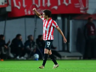 Benedetti, de Estudiantes, rompió el punto de penal y le salió bien: Defensa falló la pena máxima