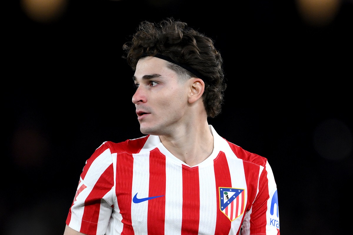 Julián Álvarez nuevamente titular en un duelo clave ante Barcelona