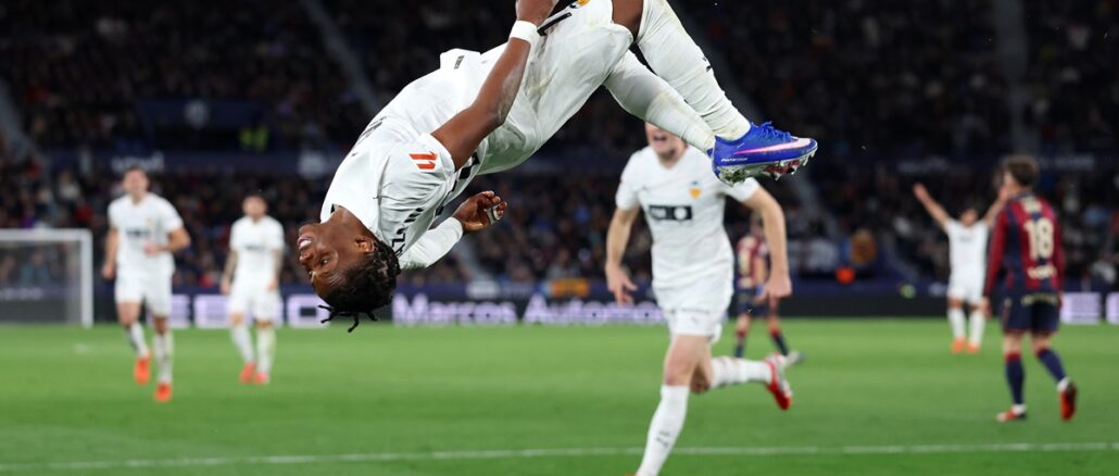 Fue 2 a 0 para los Chés con goles de Ramazani y Sadiq. Levante perdonó y Valencia le ganó el derbi en La Liga