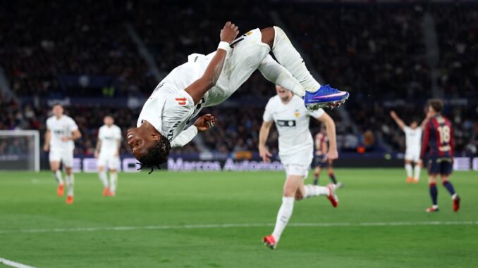 Fue 2 a 0 para los Chés con goles de Ramazani y Sadiq. Levante perdonó y Valencia le ganó el derbi en La Liga