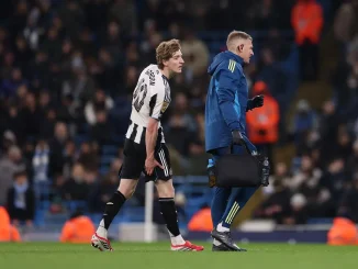 Anthony Gordon salió lesionado en Newcastle y preocupó a la Selección de Inglaterra