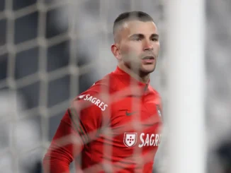 ¡Insólito! El arquero del Nantes fingió lesión para romper el ayuno del Ramadan de sus compañeros