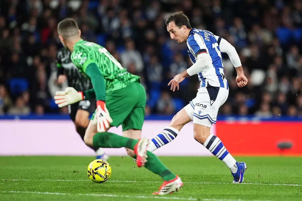 Grosero error del Elche ante Real Sociedad: pase atrás espantoso de Neto y gol de Oyarzabal