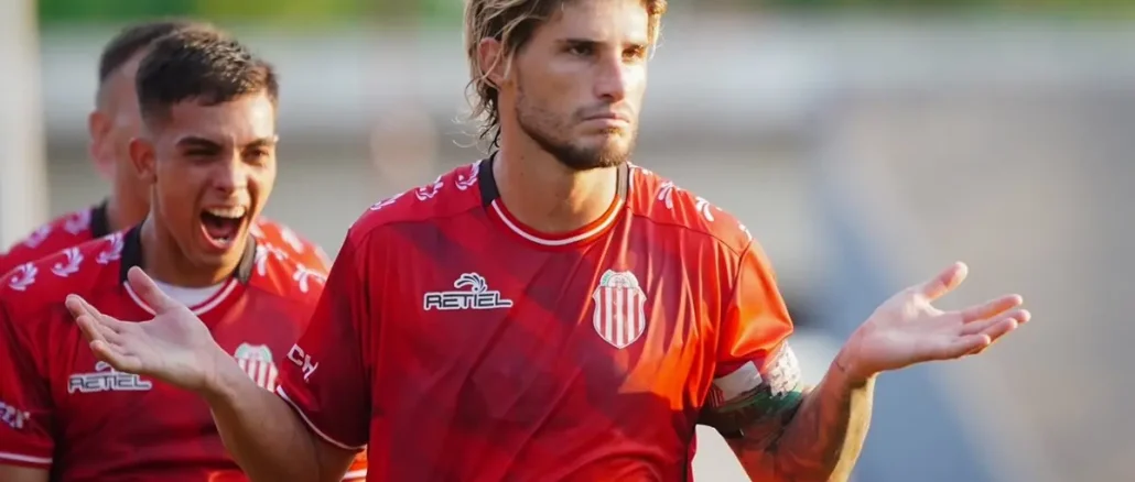 Rodrigo Insúa rompió un vidrio en el descanso y jugó vendado y con sangre en Barracas - Temperley