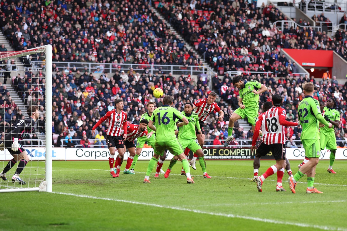 Fulham sacó ventaja ante Sunderland con doblete mexicano. Raúl Jiménez volvió al gol con un doblete en Premier League